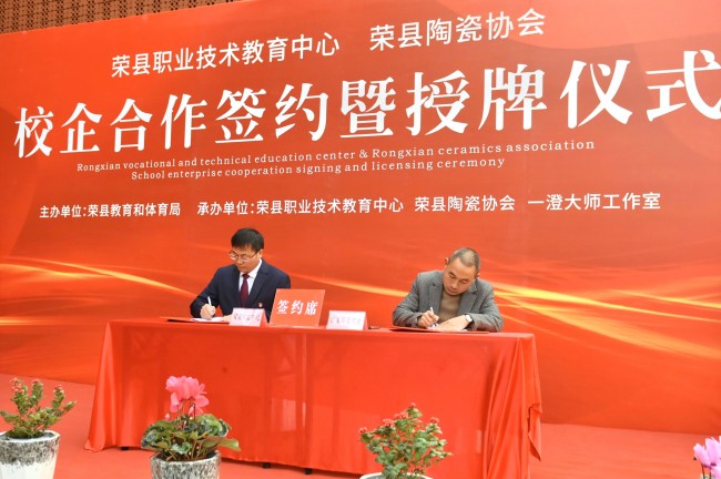 現場簽約。胡未供圖