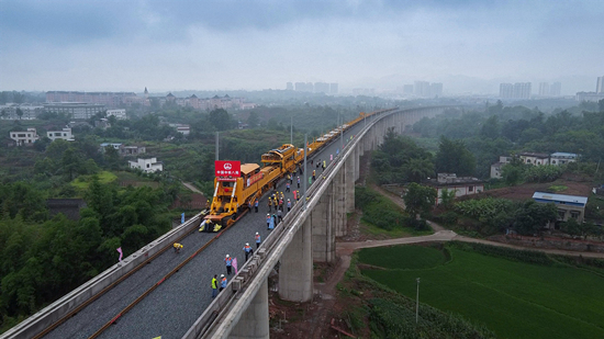 川南城際鐵路鋪軌。中鐵八局供圖