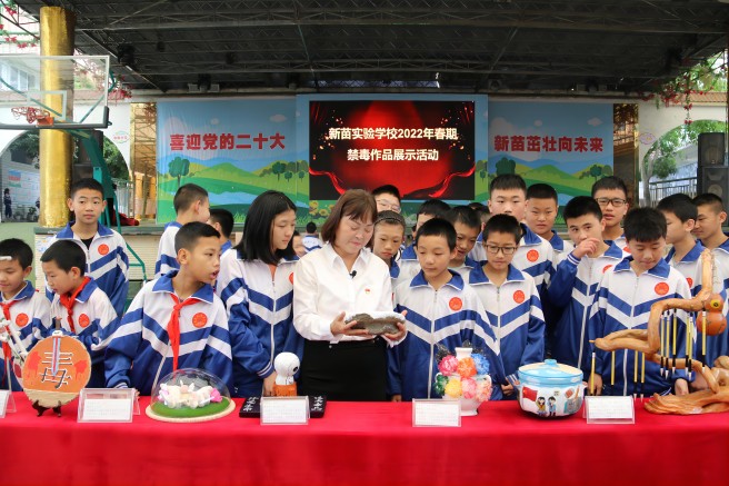 李修會和孩子們在一起。受訪者供圖