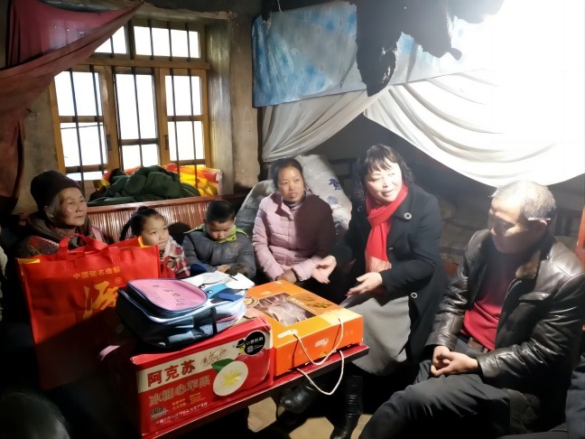 李修會家訪了解學生情況。受訪者供圖