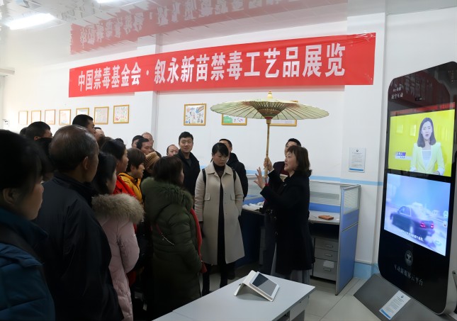 李修會面向群眾開展普法教育。受訪者供圖