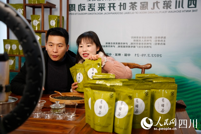 網紅“川香秋月”在直播推薦本地土特產。廖勝春攝