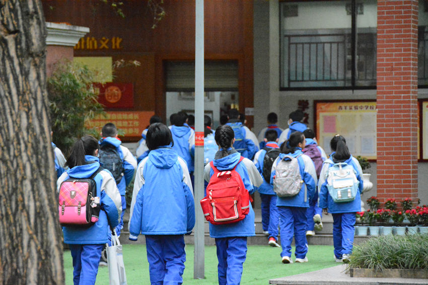 同學們正在走入教室。成都市青羊實驗中學供圖 