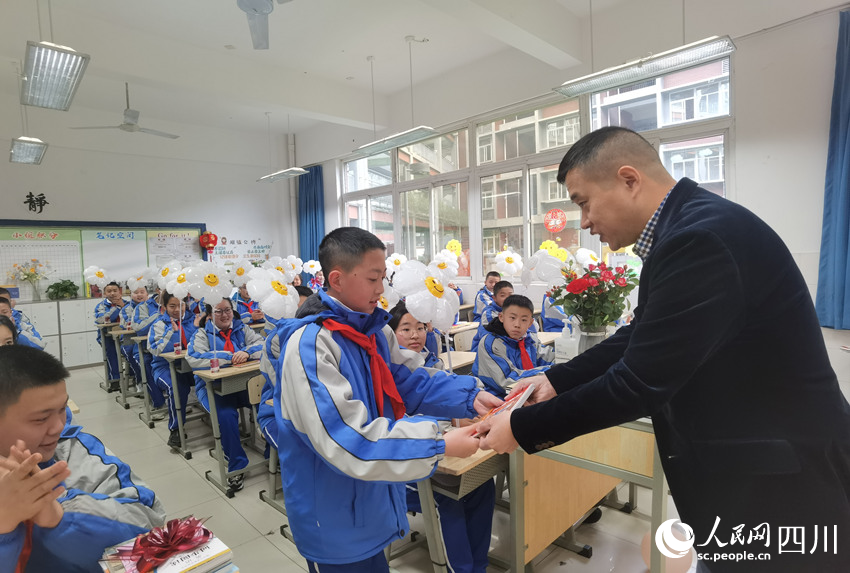 新學期老師為同學們準備的禮物，鼓勵他們好好學習，天天向上。人民網 王洪江攝