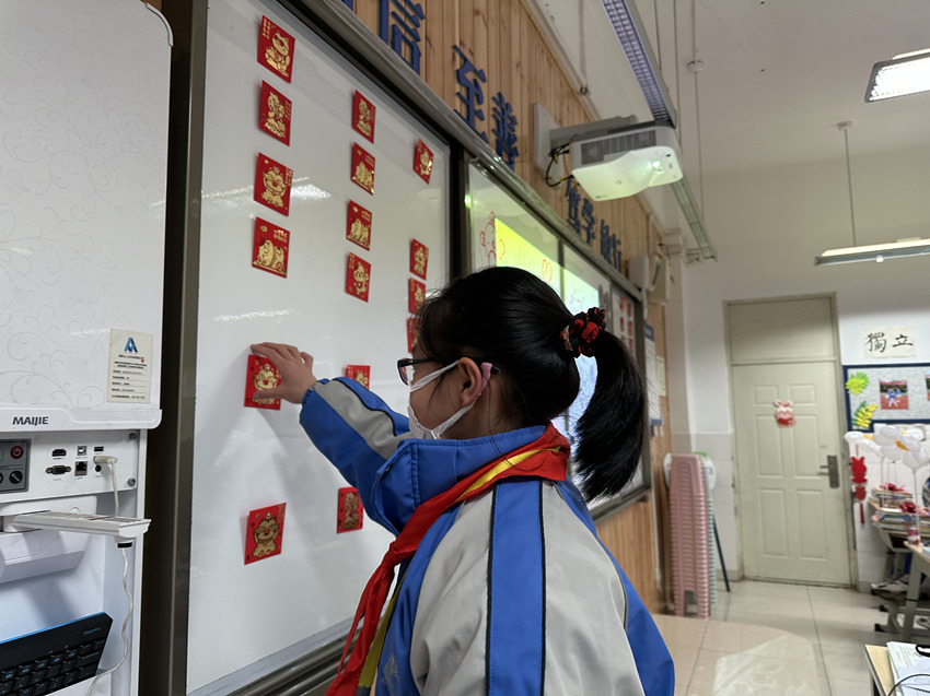 新學期同學正在抽取老師準備的紅包。成都市青羊實驗中學供圖 