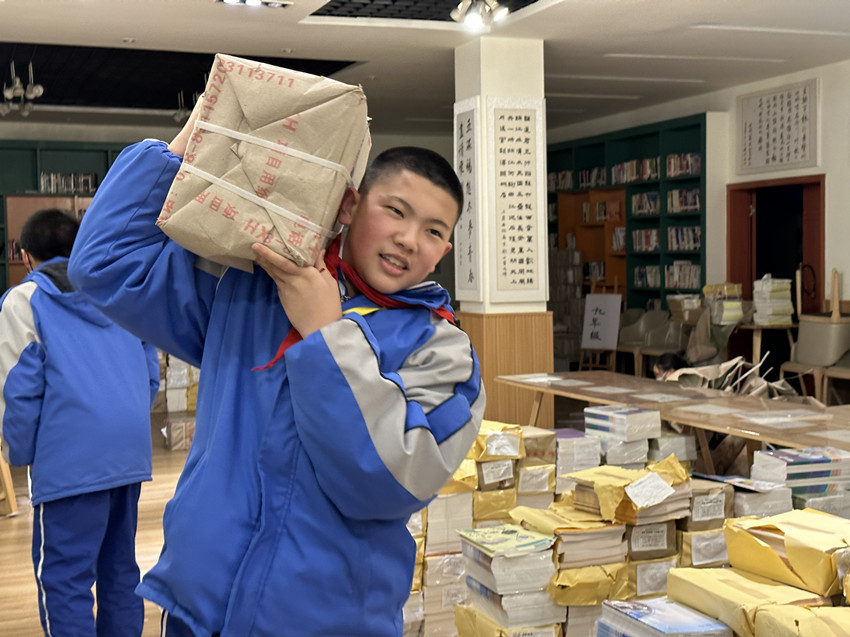 新學期同學正在領取這學期課本。成都市青羊實驗中學供圖 