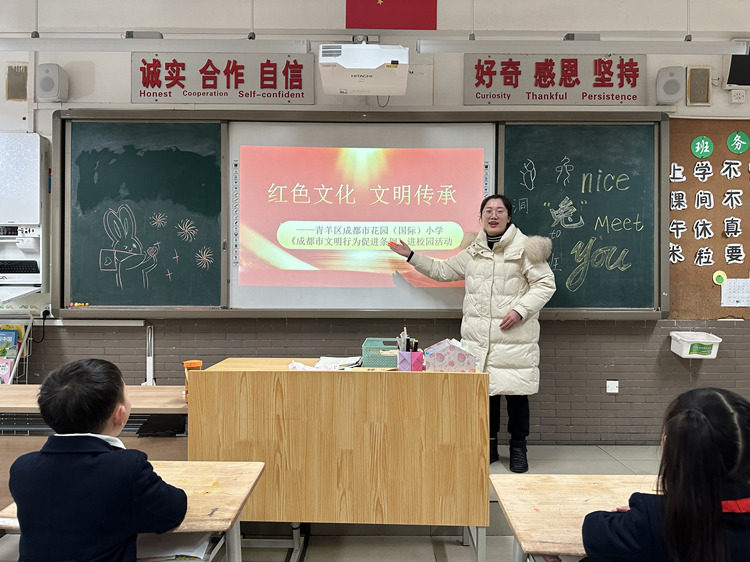 成都市花園（國際）小學宣講文明條例。青羊區教育局供圖