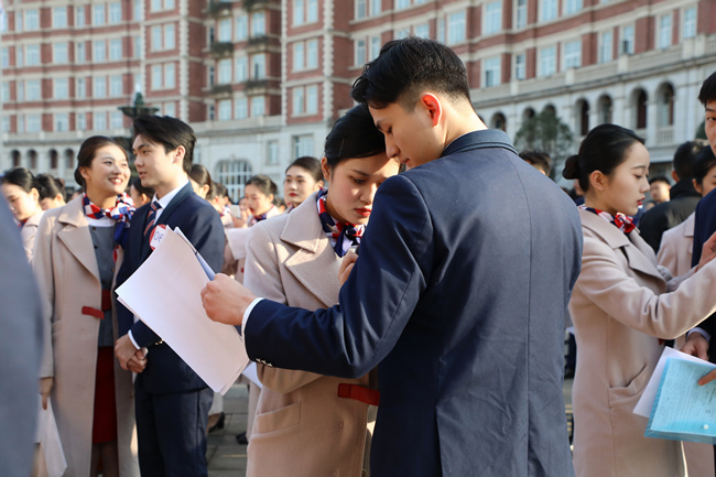 現場，情侶同學互相打氣加油，臉上洋溢著幸福的笑容。李美琪供圖
