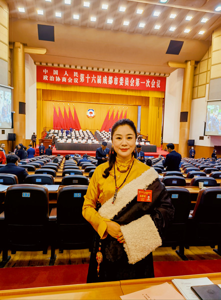 圖為成都市政協委員達哇卓瑪。受訪者供圖