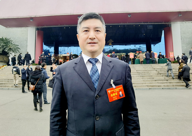 圖為成都市政協委員計曉亮。受訪者供圖