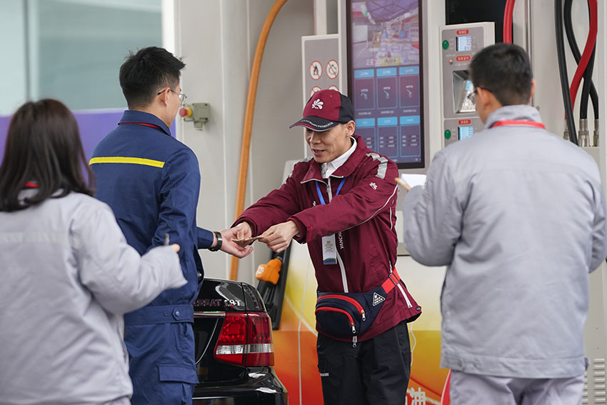 現場加油服務及非油品開口營銷項目。中國石油四川銷售公司供圖