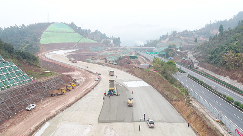 包茂高速高竹互通施工現場。鄰水縣融媒體中心供圖