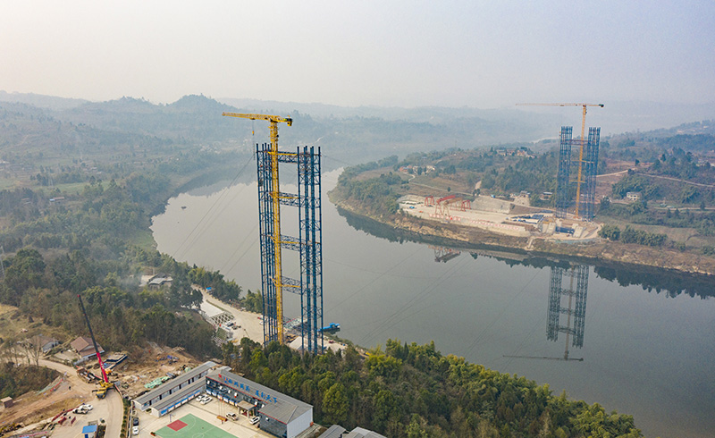 鎮廣高速公路廣安段白馬渠江特大橋施工作業現場。王林攝