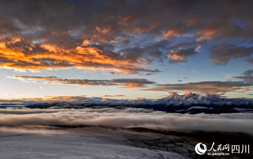 雪后銀裝素裹的甘孜縣。劉炳科攝