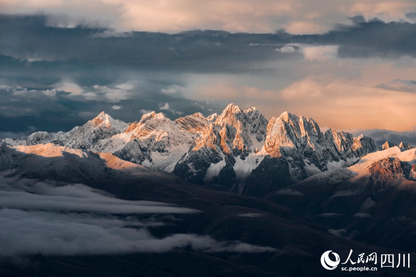 雪后銀裝素裹的甘孜縣。劉炳科攝