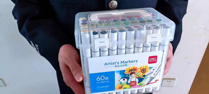 民警送上的馬克筆。資陽市公安供圖