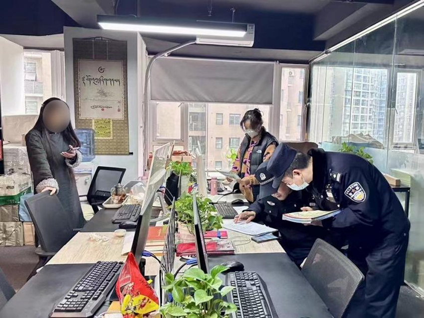 正在辦案的民警。武侯區公安供圖