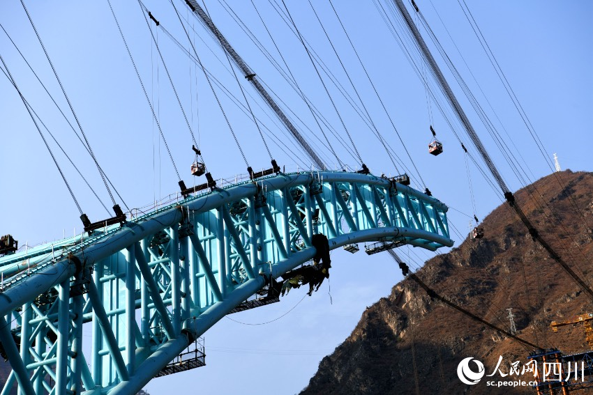 大河壩特大橋鋼管拱肋焊接。賈巴爾且攝
