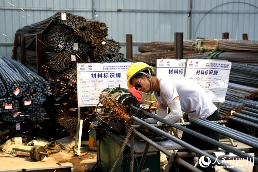 工人們在加工鋼筋。賈巴爾且攝