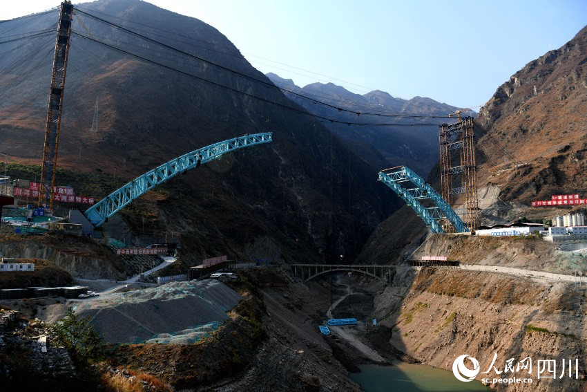 建設之中的大河壩特大橋。賈巴爾且攝