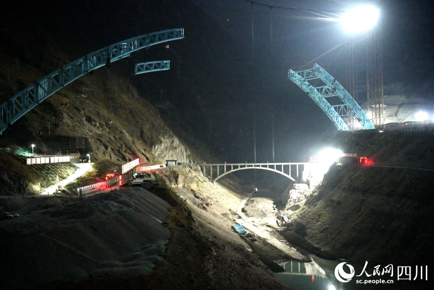 大河壩特大橋鋼管拱肋吊裝。賈巴爾且攝