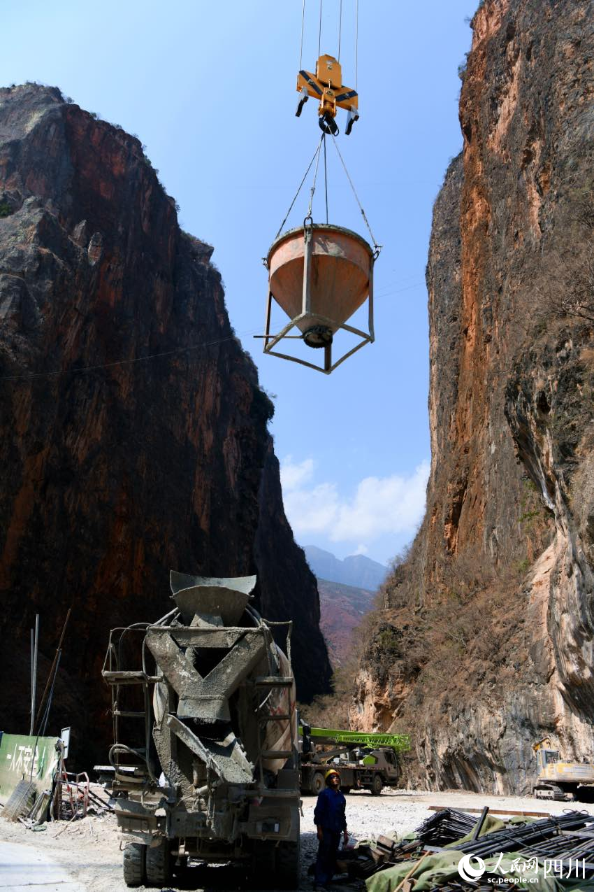施工方將混凝土吊到懸崖峭壁上澆筑承臺。 賈巴爾且攝