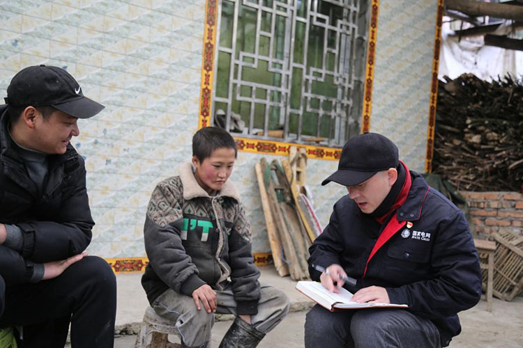 王華到村民家了解生產情況。鄧培智攝