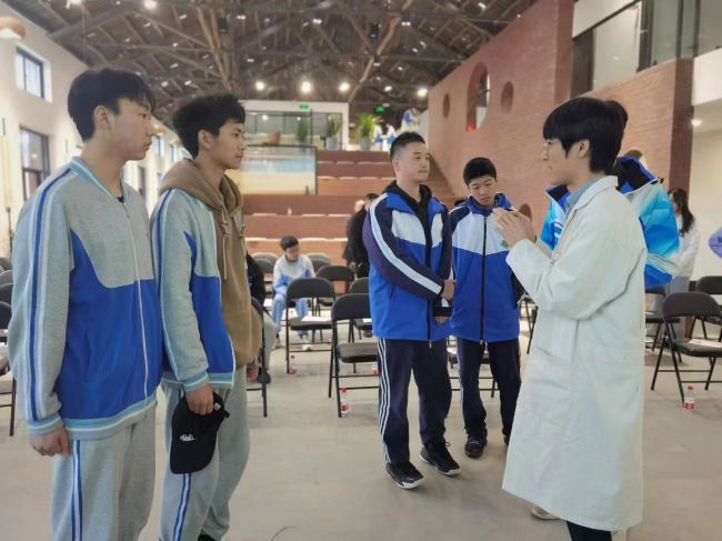 王方成和學生交流。張慶麟供圖