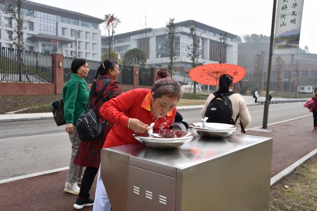 游客飲用直飲水。丁文君供圖