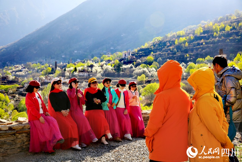 游客在一起合影。丹巴縣融媒體中心供圖