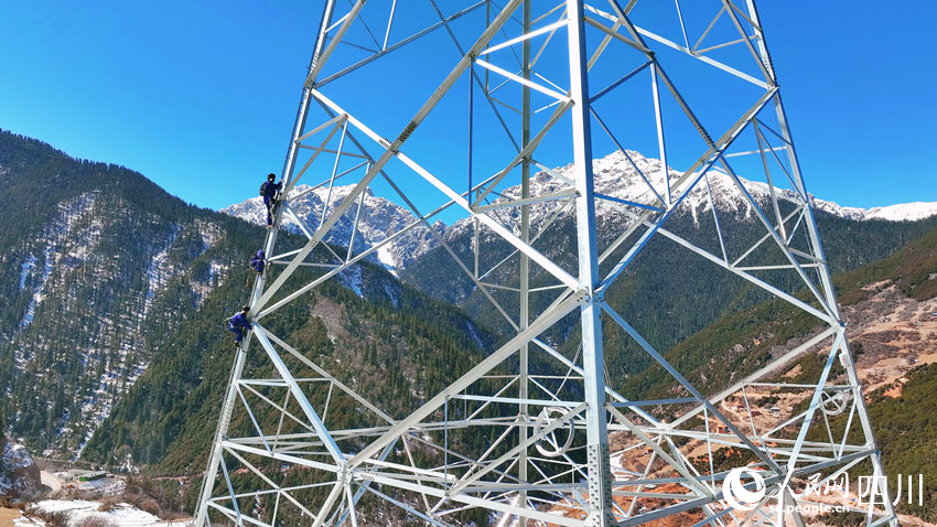 電力工人正在巴塘至瀾滄江500千伏線路工程驗收消缺。周毅攝