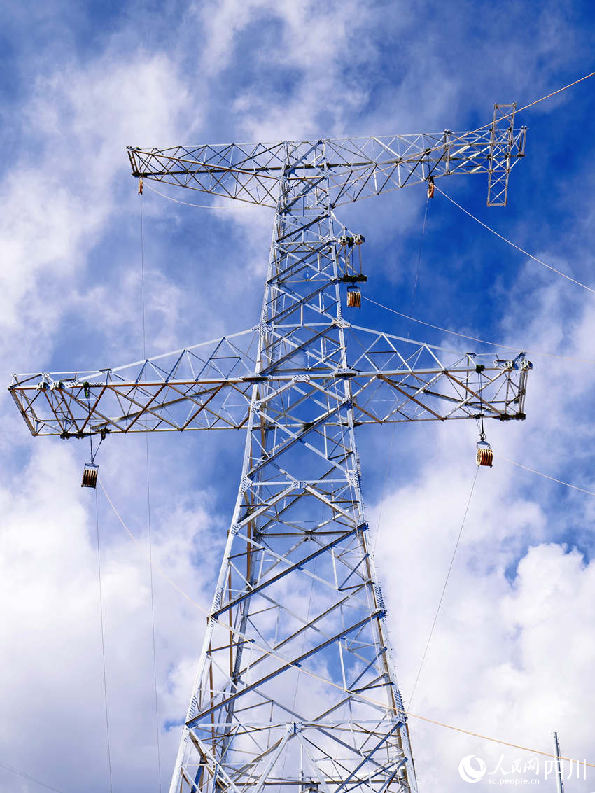 建設的巴塘至瀾滄江500千伏線路工程，正在進行導線展放施工。劉洋攝