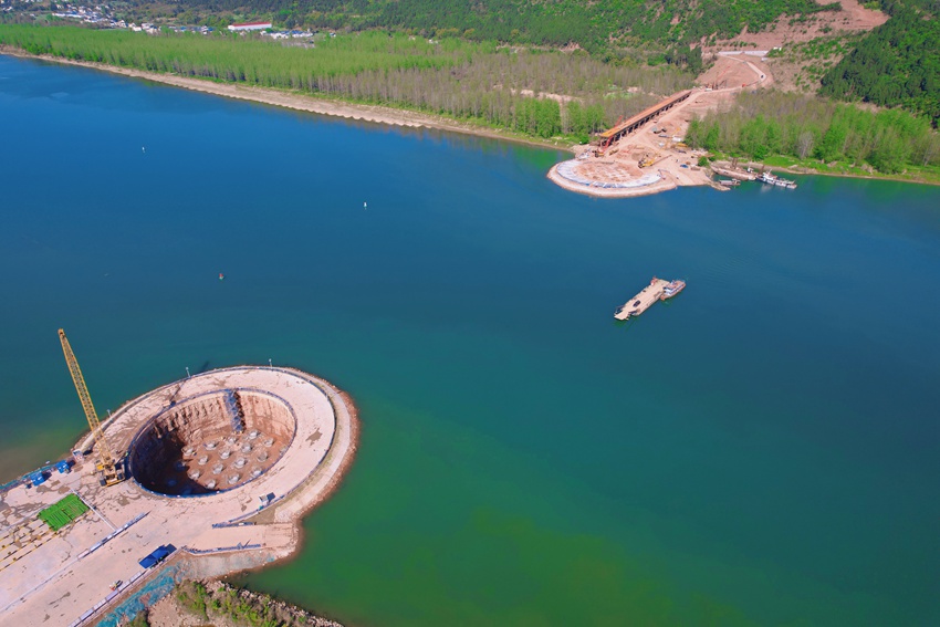清澈碧綠的嘉陵江邊，大橋施工正在緊鑼密鼓進行。成達萬高鐵有限公司供圖