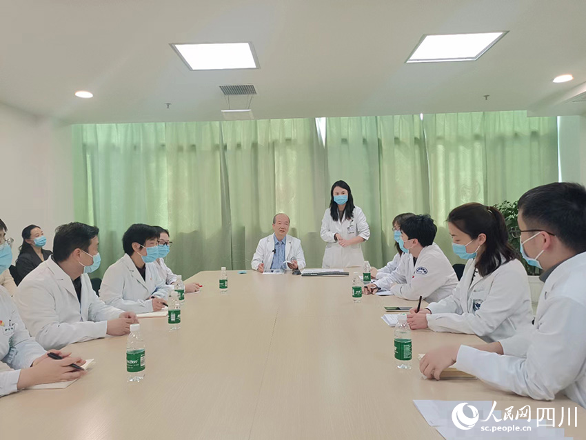 林桐榆正在和醫生們討論患者的病情，擬定最佳治療方案。吳舒婷攝