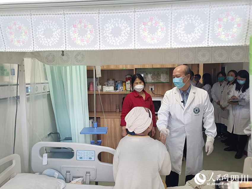 小玉和林桐榆（左二）拉鉤約定。吳舒婷攝