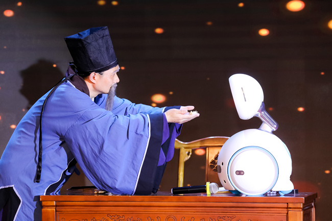 成都市人工智能教育與大思政教育融合創新研討會暨樹德中學信息科技學科論壇現場。學校供圖