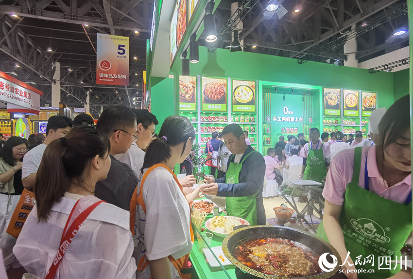 市民正在等待品嘗美食。人民網 王洪江攝