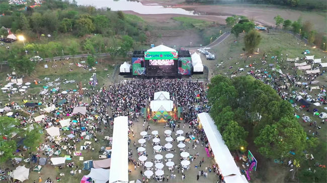 第三屆中鐵黑龍灘春游音樂節航拍?；顒臃焦﹫D