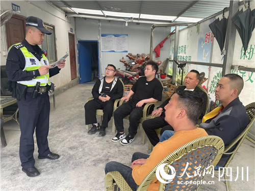 江油關派出所所長鄧強到工地對貨車司機進行現場培訓。人民網記者 李平攝