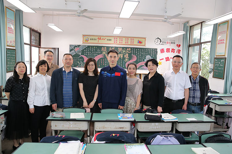 葉光富與母校老師合影。天府新區融媒體中心供圖