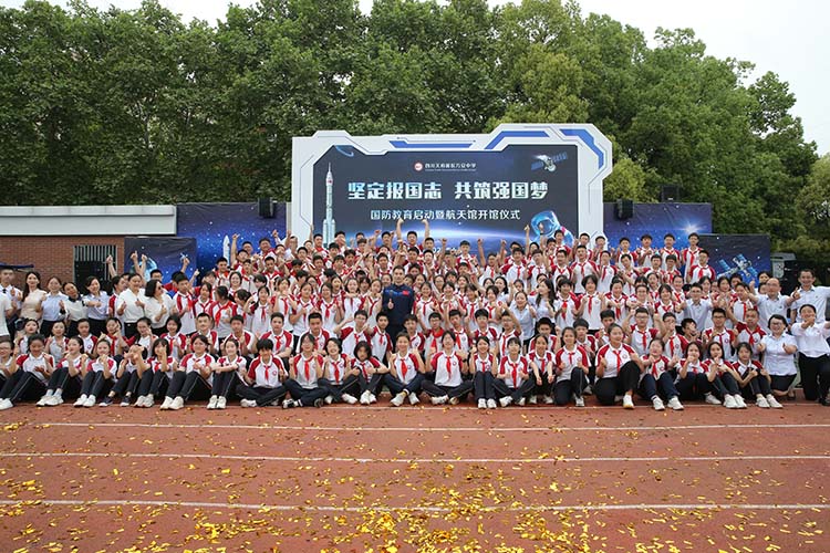 葉光富與母校師生合影。天府新區融媒體中心供圖