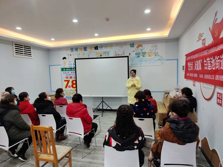 四川格瑞人康藥房進社區開展健康科普講座。受訪者供圖