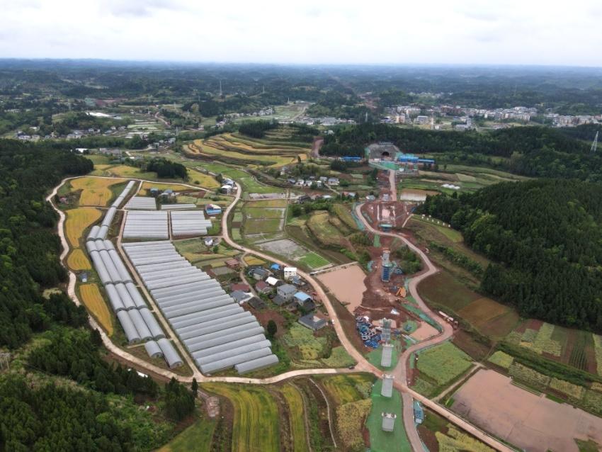 線路建設如火如荼，超1.5萬建設者奮戰一線。成達萬高鐵公司供圖