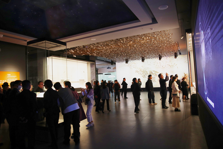 開館時來參觀的游客。宣漢縣委宣傳部供圖