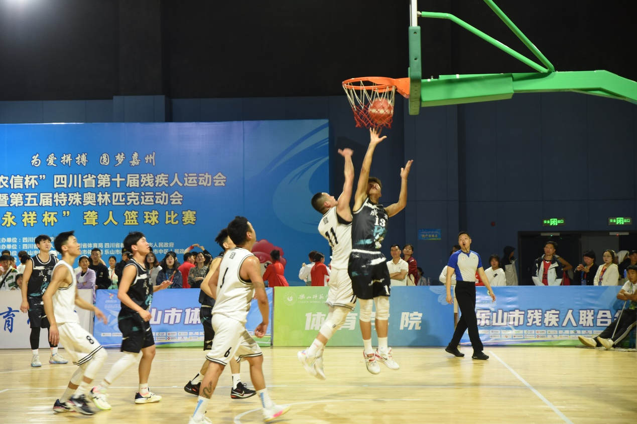 成都市聾人男子籃球隊比賽現場。成都市殘聯供圖