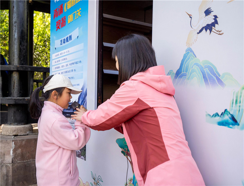 一位小朋友正在背誦《蜀道難》。劍門關景區供圖