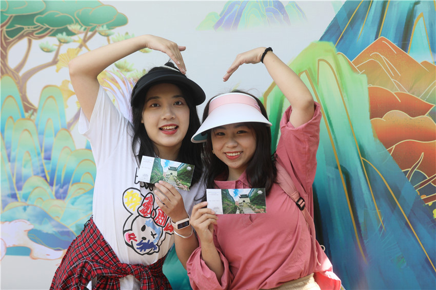 獲得門票的游客開心地擺起姿勢拍照。劍門關景區供圖