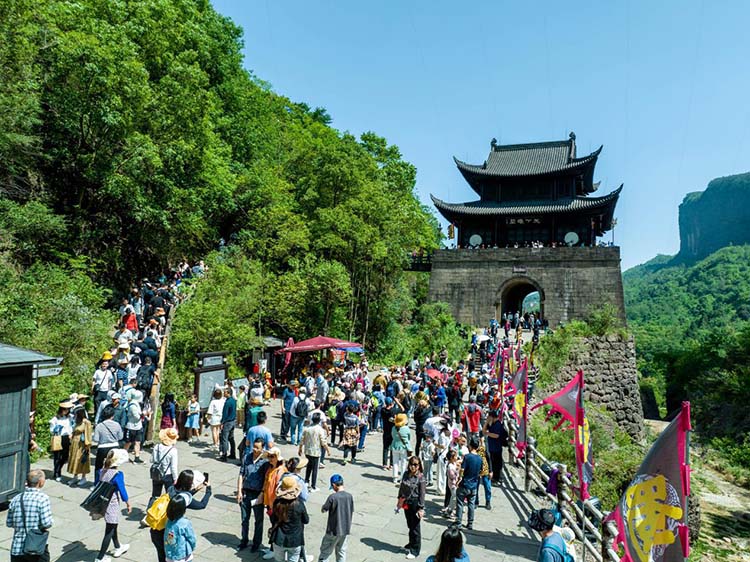 游客游劍門關景區關樓。劍門關景區供圖