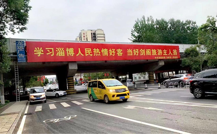 忙碌的擺渡車。劍閣縣融媒體中心供圖