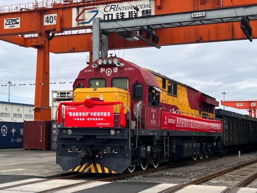此次班列的發出，將助力國產汽車“走出去”。蜀道集團供圖